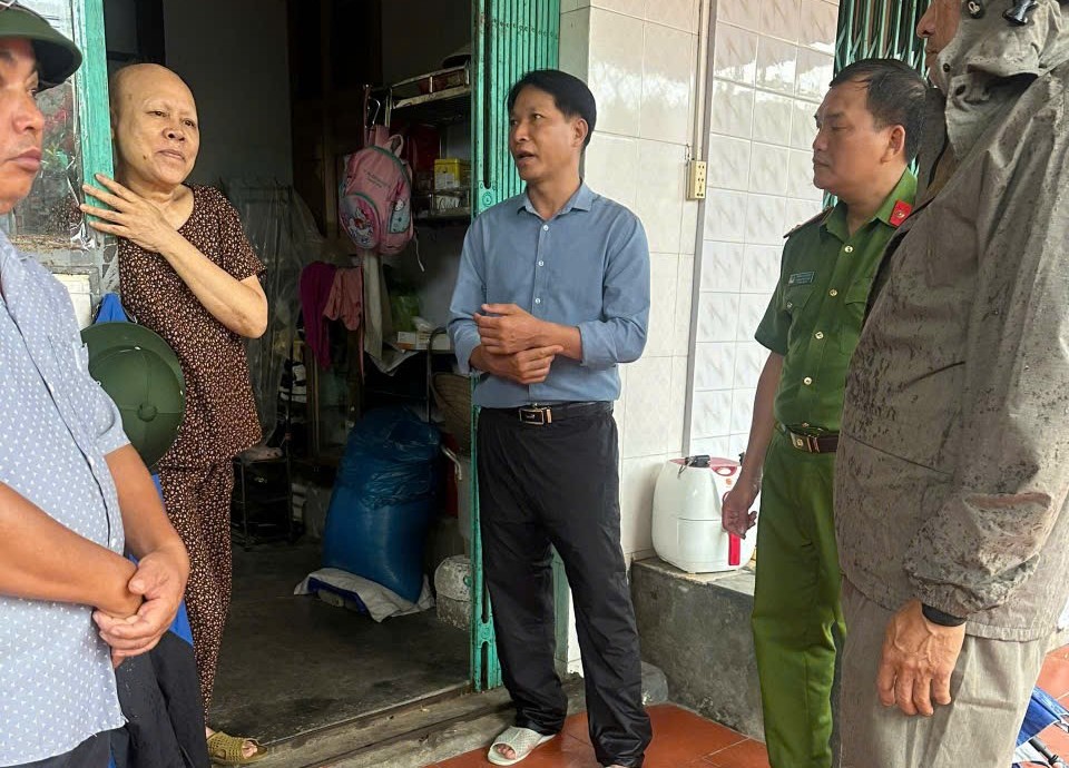 Công an xã Tiên Lãng: Di dời 73 hộ dân ngoài đê vào nơi tránh bão số 3 an toàn